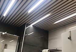 Дизайн подвесных потолков для ванны и туалета